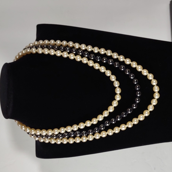 Vintage Faux Pearl Necklace - Picture 2 of 9